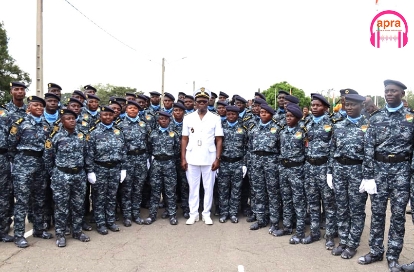Affaires maritimes et portuaires : la promotion 2024 composée de 50 élèves officiers solennellement présentée au drapeau