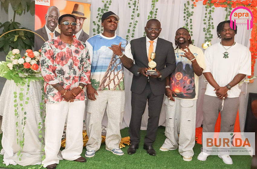 MUSIQUE / Gloire continentale : la TEAM PAIYA présente son trophée AFRIMA 2026 au Directeur général du BURIDA.