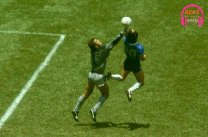 Sport /football : le ballon du but « la main de Dieu » en vente