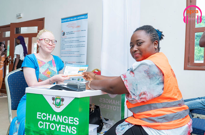 Couverture Maladie universelle/District autonome des Lacs : des personnes s'enrôlent en marge de "Echanges Citoyens" à Dimbokro