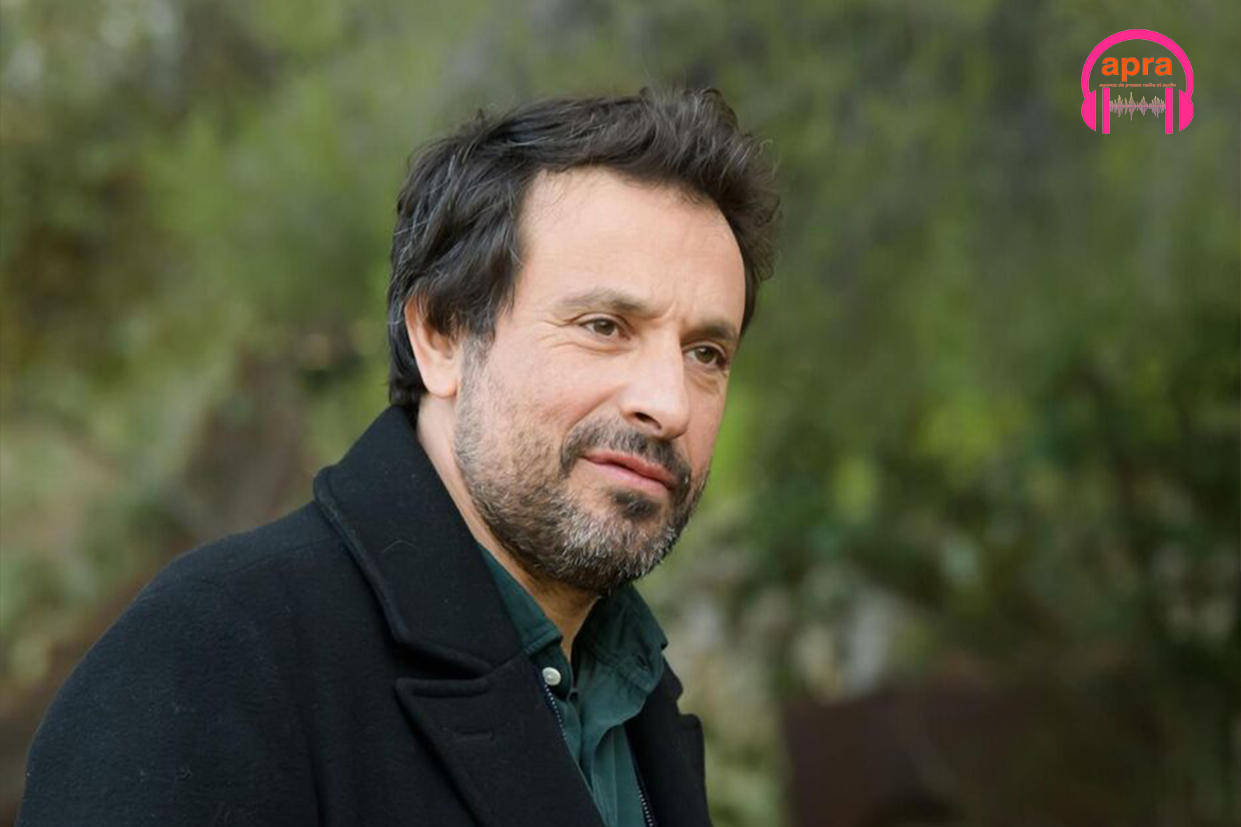 CULTURE / Obsèques de Bruno Salomone : l’adieu bouleversant de Jean Dujardin, entre rires et larmes.