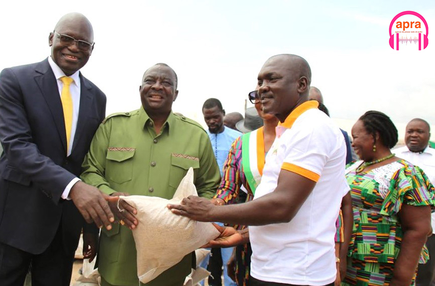 Sécurité alimentaire : le ministre Kobenan Kouassi Adjoumani distribue des kits de production de riz à 4 367 producteurs de la région de Gbèkè