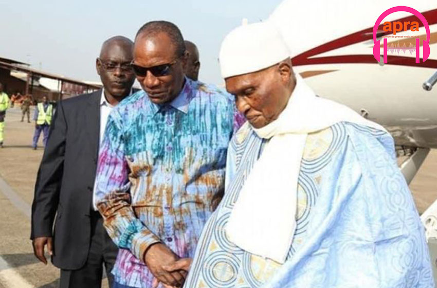 Abdoulaye Wade offre l’hospitalité à Alpha Condé.