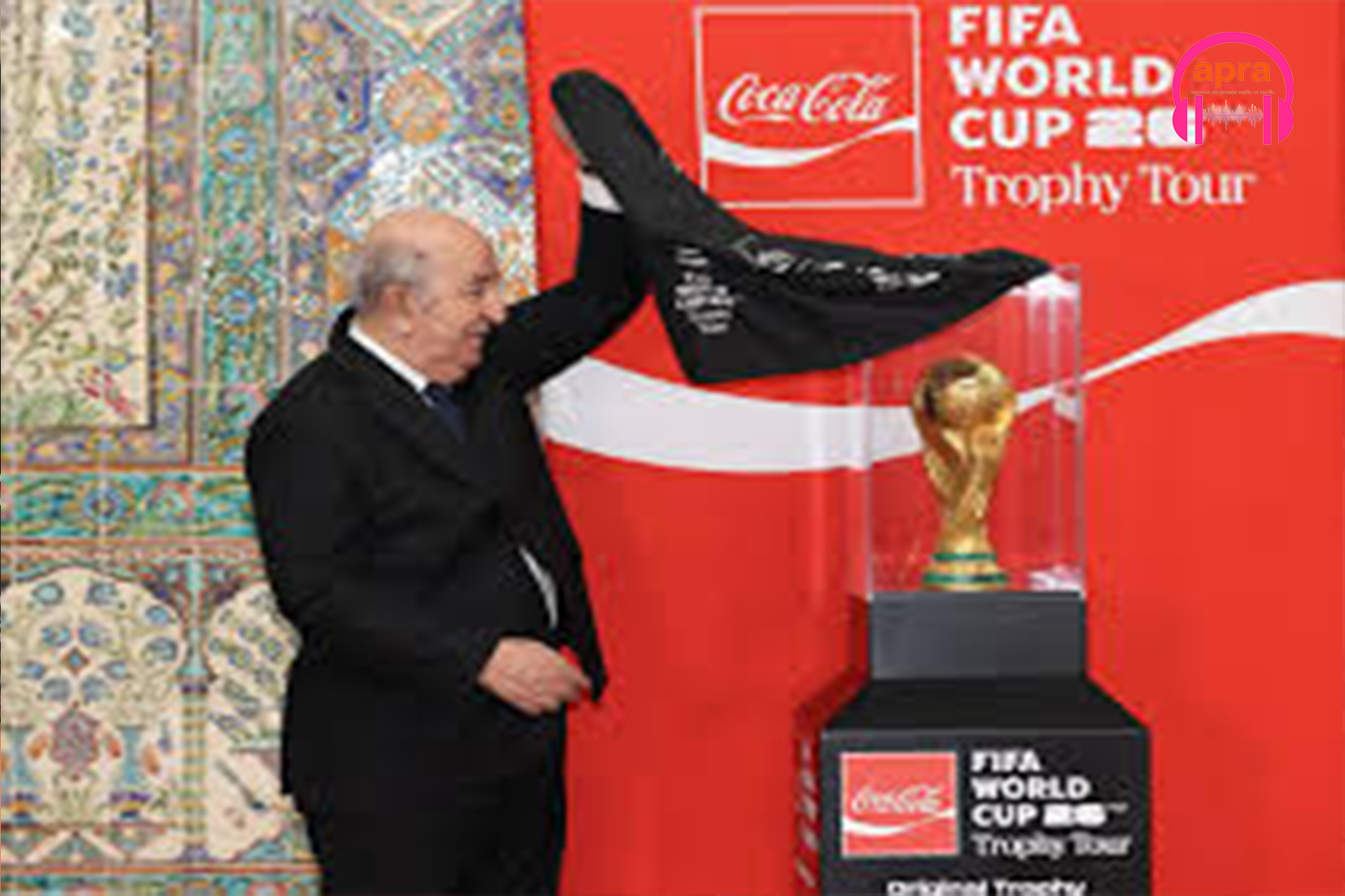 Le rêve mondialiste s’installe à Alger : le trophée de la FIFA en escale.