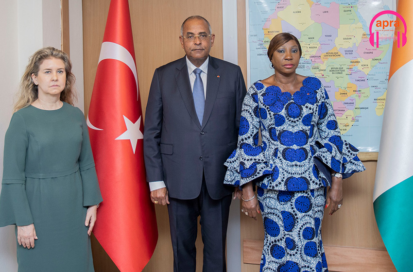 Compassion et solidarité du gouvernement après le séisme meurtrier en Turquie : le premier ministre, Patrick Achi, signe le livre de condoléances à l’ambassade turque