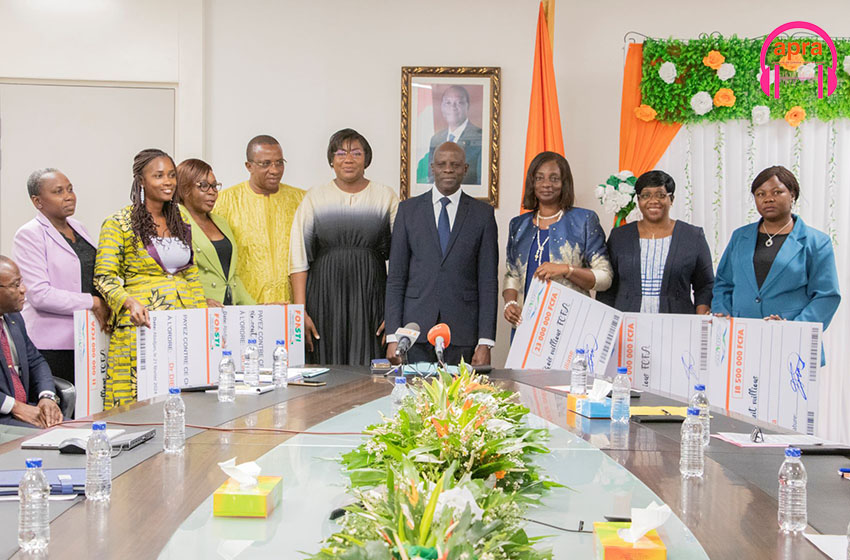 Fonds pour la Science, la Technologies et l'Innovation : les six bénéficiaires de l'appel à projet "Spécial Femmes" présentées au ministre Adama Diawara.