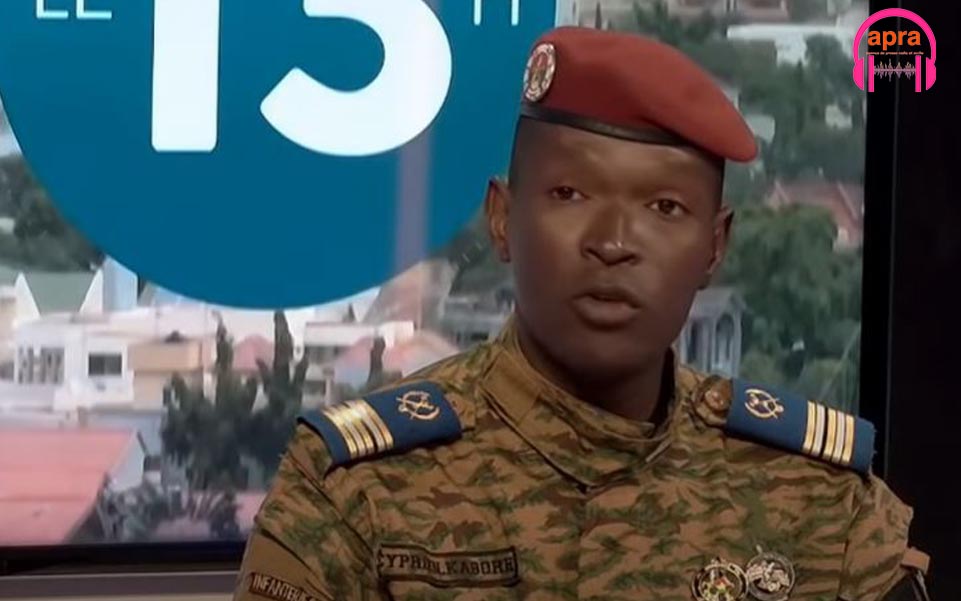 Au Burkina Faso, la junte rétablit la constitution et modifie les institutions.