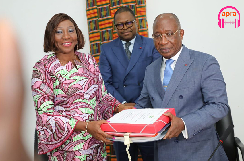 Passation de charges : Kandia Camara fait la passation de charge au nouveau ministre des Affaires étrangères Kakou Houaja Léon Adom