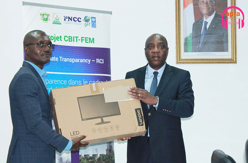 Déploiement du système national de mesure, de rapportage et de vérification : le ministre Jean-Luc Assi remet des ordinateurs aux parties prenantes