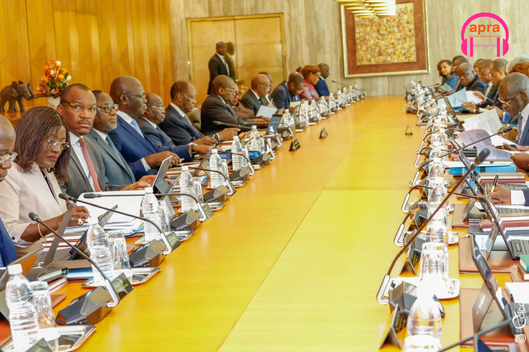 SOCIÉTÉ / Loyers trop chers, coupures d’électricité : le gouvernement sort du silence et promet des solutions.