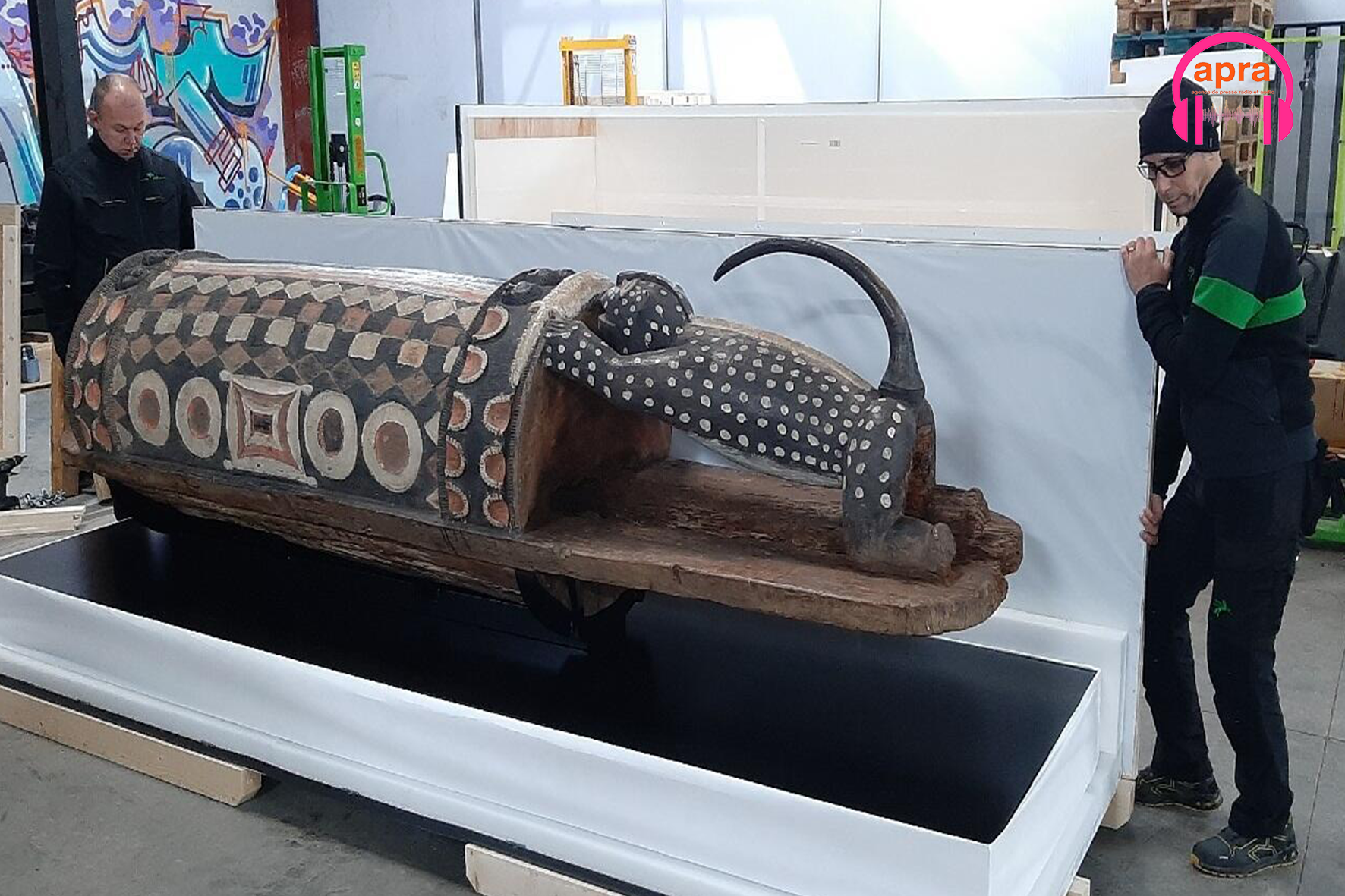 CULTURE / Restitution du tambour parleur : le Djidji Ayokwé retrouve enfin la lagune Ébrié.