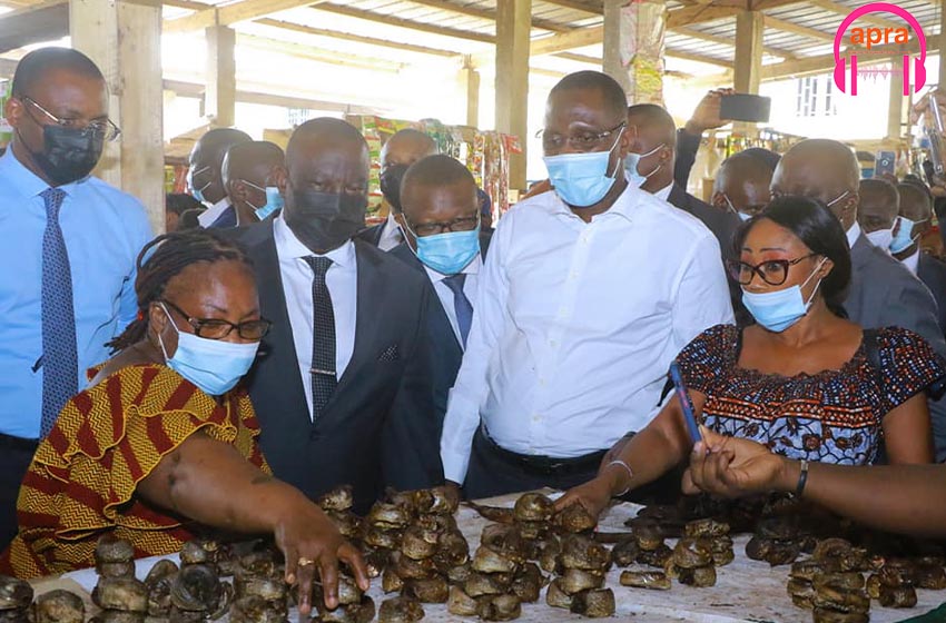 Hausse des prix de certains produits : une délégation ministérielle s’imprègne de la réalité des marchés à Yopougon.