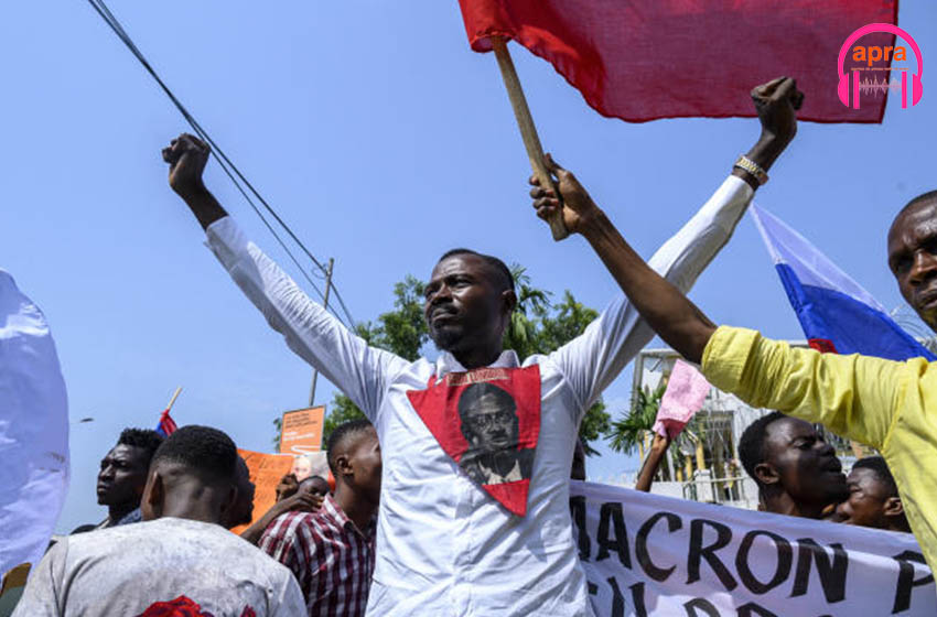 Visite de Maron en Afrique centrale : des jeunes Kinois manifestent contre l’arrivée de Macron en RDC