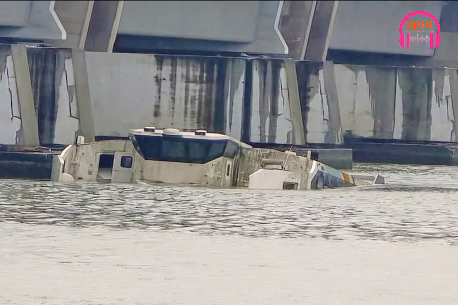 TRANSPORT / Côte d’Ivoire : Un bateau de passagers échoué sous le Pont Félix Houphouët-Boigny après de violentes pluies nocturnes.