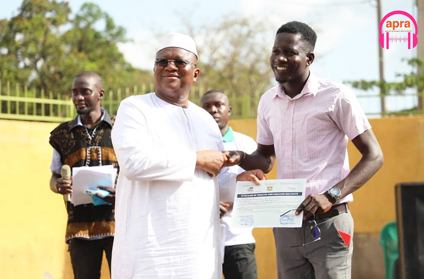 Insertion professionnelle : des attestations de fin de formation, des permis de conduire et des chèques remis à 552 jeunes de Korhogo et de Sinématiali