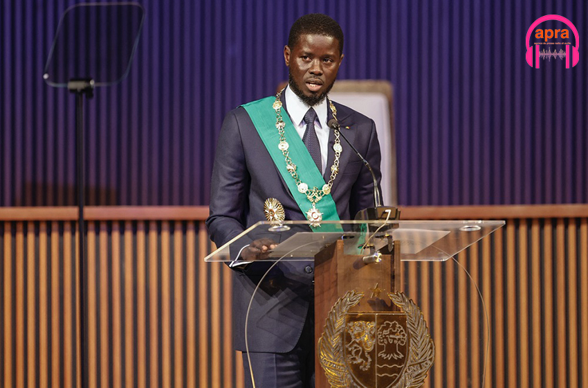 Sénégal : Diomaye prête serment avec ses deux épouses