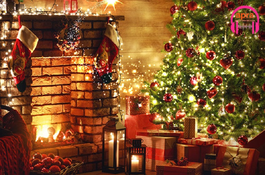 Arbre de Noël à la Voix de la Diaspora et à APRA : les enfants des employés reçoivent des cadeaux
