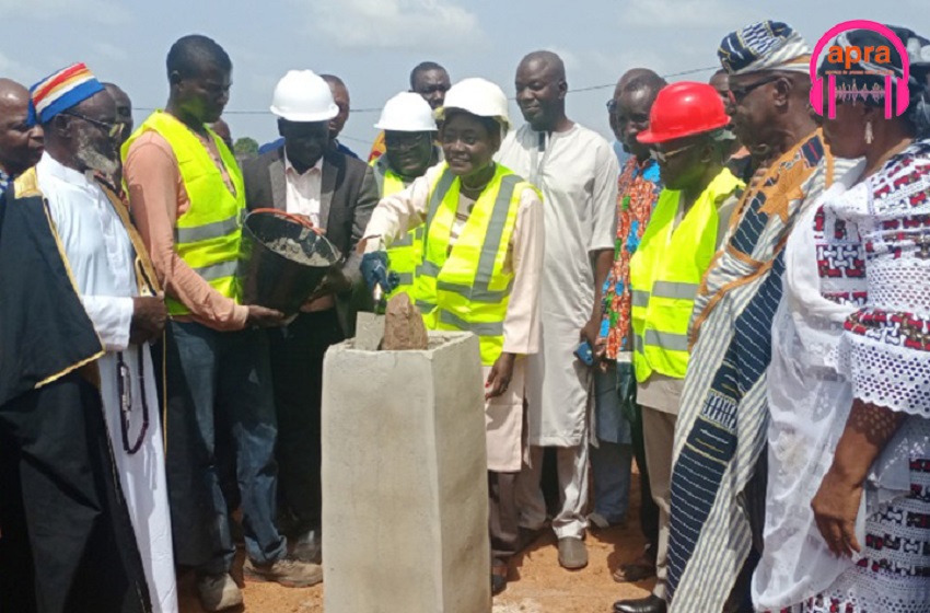 Le maire Mariatou Koné pose la première pierre d’un marché à Boundiali