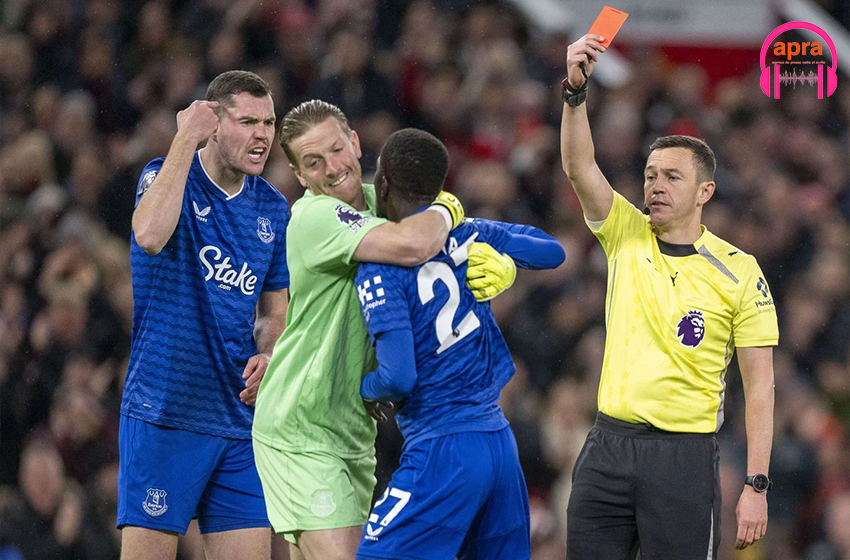 Sport/ football, Scène de pugilat à Old Trafford : Gueye gifle Keane et est Expulsé.