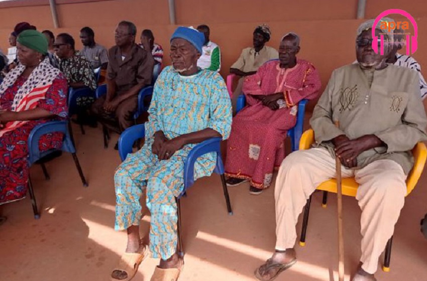 Le monde célèbre les personnes du troisième âge.