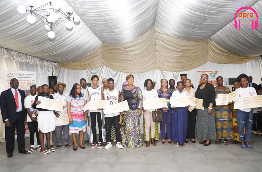 Solidarité : 218 élèves et étudiants issus des familles des victimes des crises reçoivent des prises en charge scolaires du Gouvernement