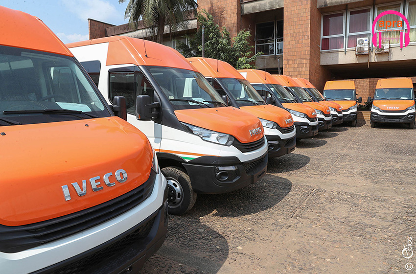 Renouvellement du parc automobile : le gouvernement remet 40 véhicules de type minibus aux transporteurs d’abobo et de yopougon