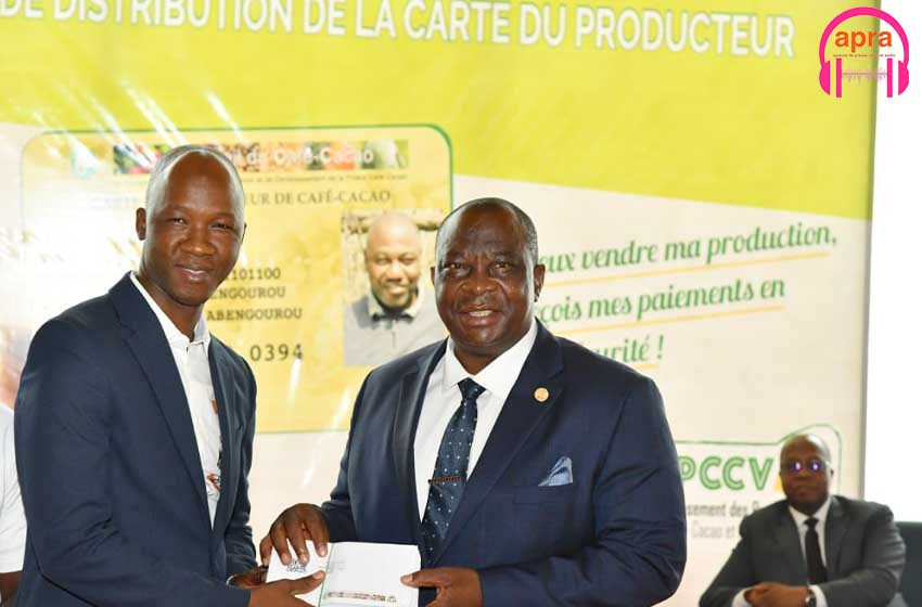 Agriculture : Distribution de la carte du producteur de café-cacao.